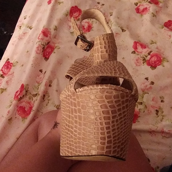 Mia limited edition tan wedges Size 10 - Picture 2 of 4